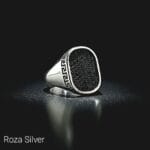 خاتم فضة رجالي مرصع زركون أسود بتصميم النقشة اليونانية | Roza Silver (كود R9500)
