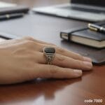 خاتم فضة رجالي مربع عيار 925 بحجر العقيق الأسود (Onyx) – نقش جانبي هندسي عصري